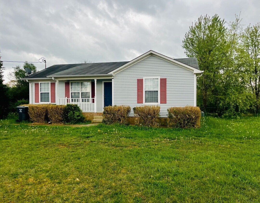 Primary Photo - Adorable Oak Grove Home