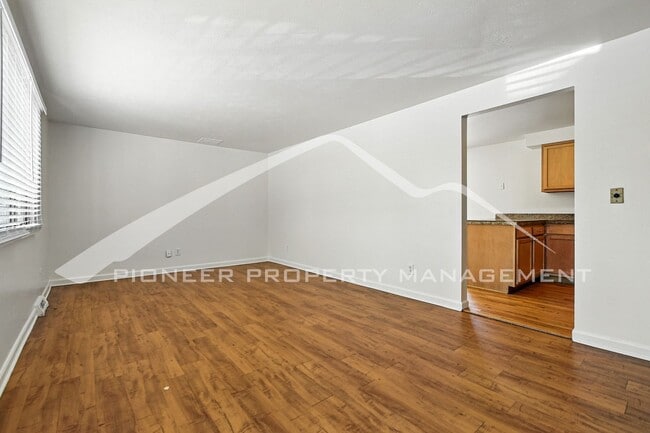 Building Photo - Spacious Home with Washer/Dryer and Fenced...