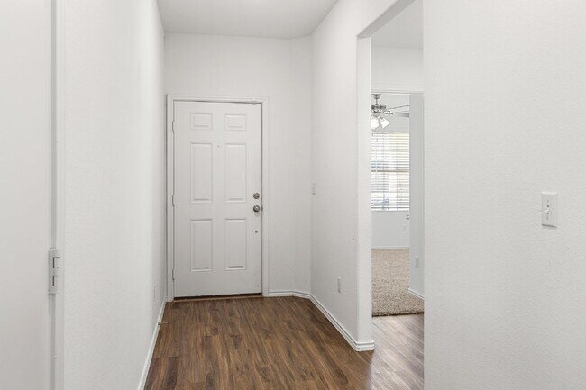 Foto del edificio - First Month's Rent FREE!