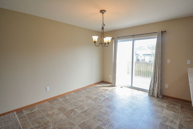 Foto del edificio - 3 Floor Townhome With Large Yard