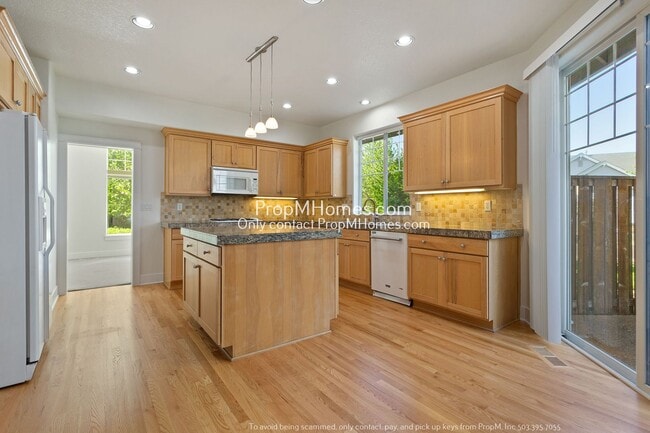 Foto del edificio - Spacious 5-Bedroom Oasis in the Heart of Five Oaks!