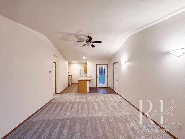 Foto del edificio - Freshly Updated Duplex with Private Yard & Garage on Quiet Dead-End Street