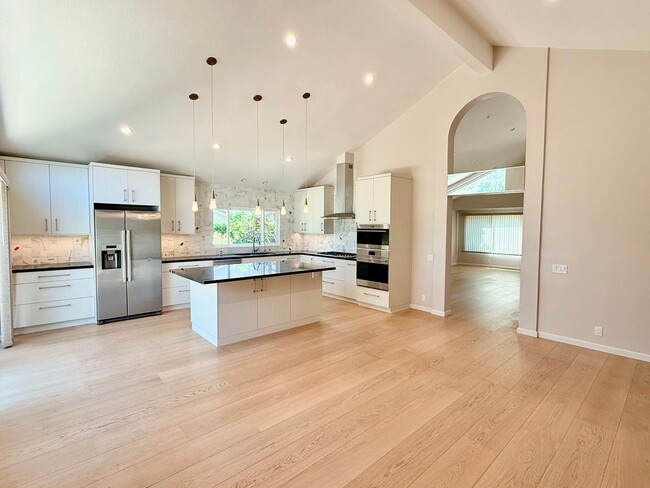 Building Photo - Beautifully Updated 3 bedroom + Office/2 B...
