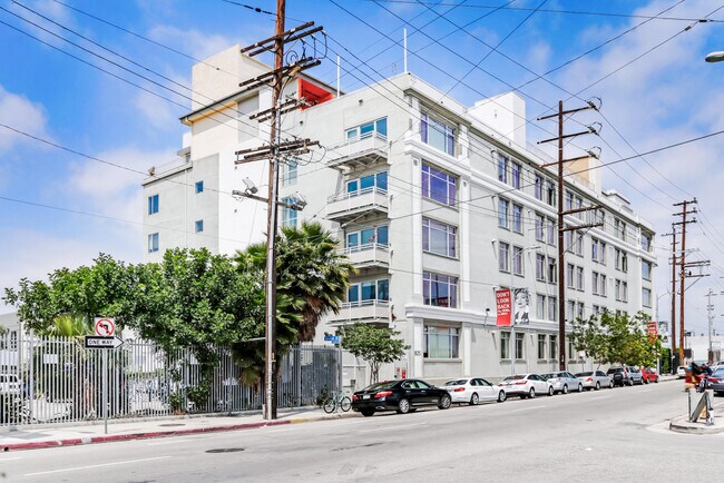Building Photo - 825 E 4th St