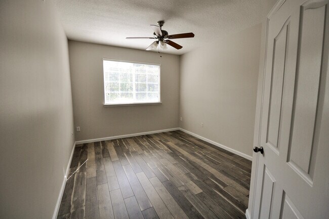 Foto del edificio - 9825 Baywinds Blvd