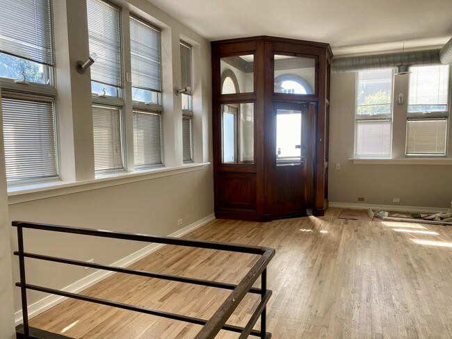 Large open light filled spaces - 1734 W Cortland St