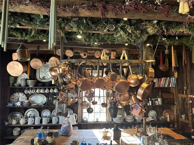 Foto del edificio - 245 Cove Point Rd W