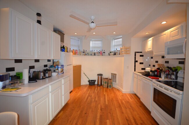 Foto del edificio - 57 Westland Ave