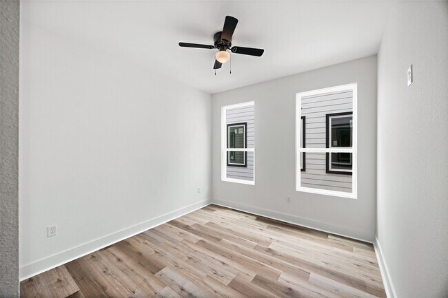 Building Photo - 8449 Furray Rd