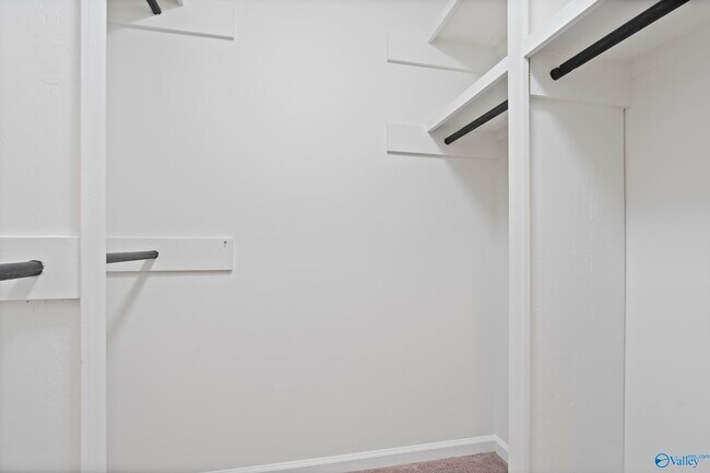 Building Photo - 2031 Woodlawn Dr SW