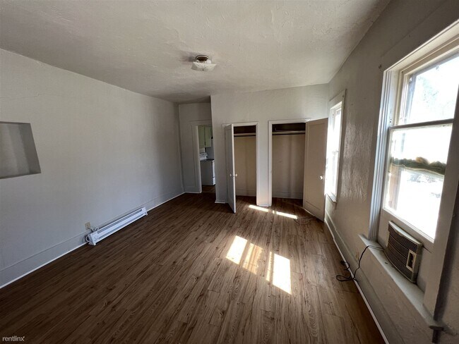 Foto del edificio - 1 br, 1 bath Triplex - 900 Elm Street 2