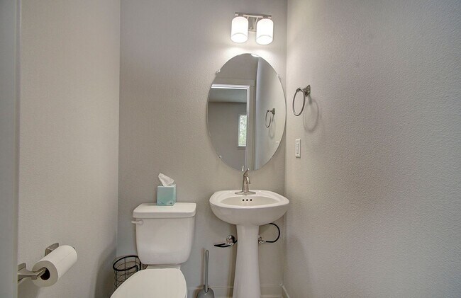 Building Photo - 3bd 2.5ba Daylight Ranch Home on Corner Lot