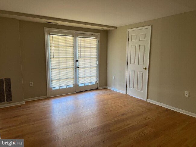 Foto del edificio - 5915 Mayflower Ct