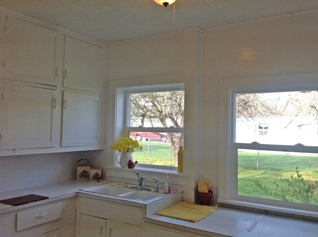 Building Photo - Charming Home for Lease in Town!