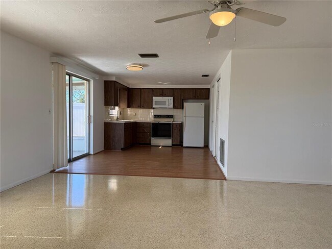 Building Photo - 3838 Beechwood Dr