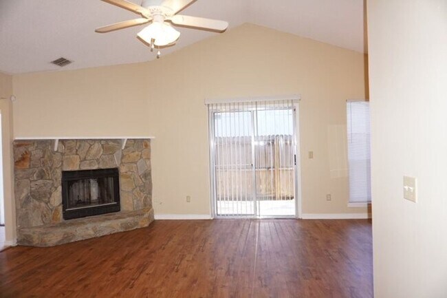 Foto del edificio - 2 Bedroom Single Story End Unit Townhome