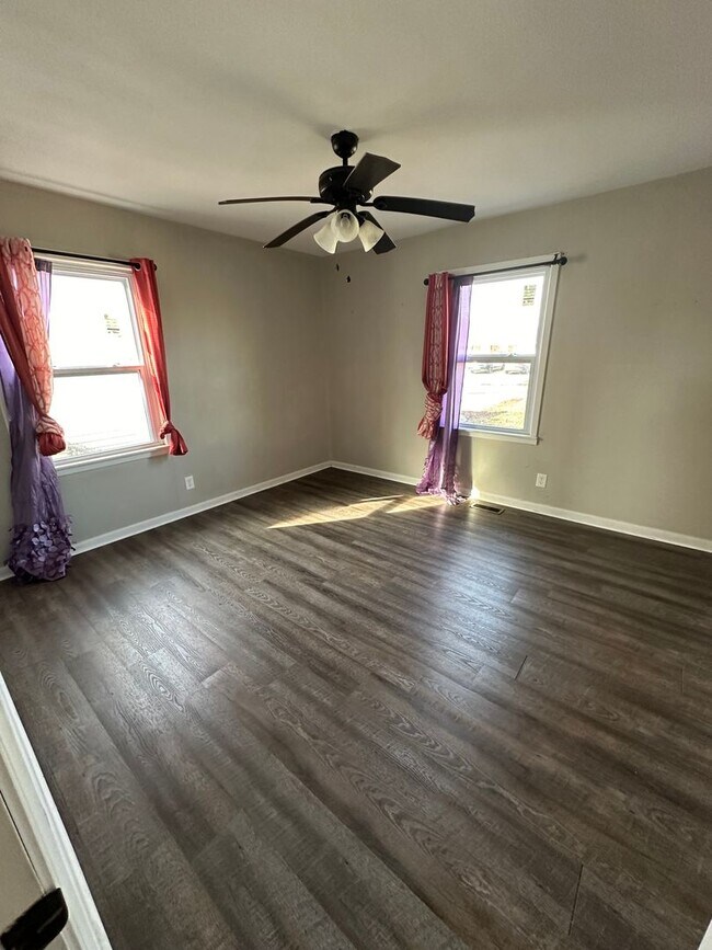 Building Photo - 3 bedroom/1 bath home