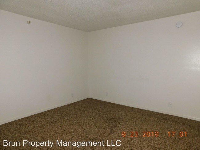 Building Photo - 440 E Red Bud Rd