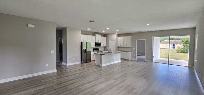Foto del edificio - Over 1900 Sqft of New Construction. 4 bedr...