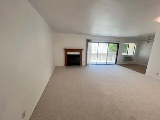 Sala de estar con chimenea - 946 Kiely Blvd
