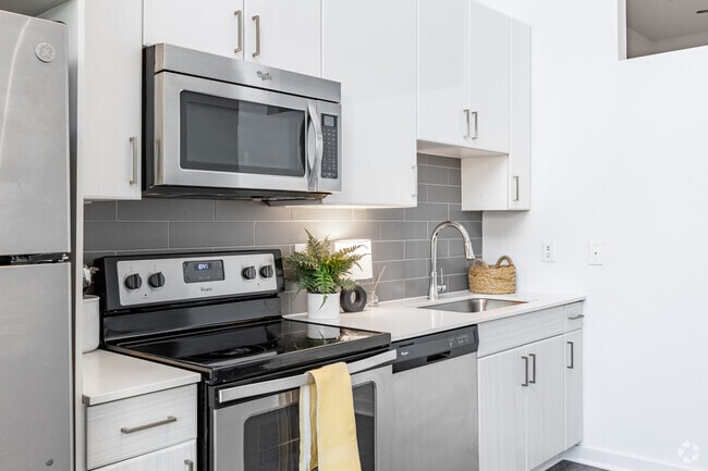 Studio, 1BA - 607SF Kitchen - Station R Apartments