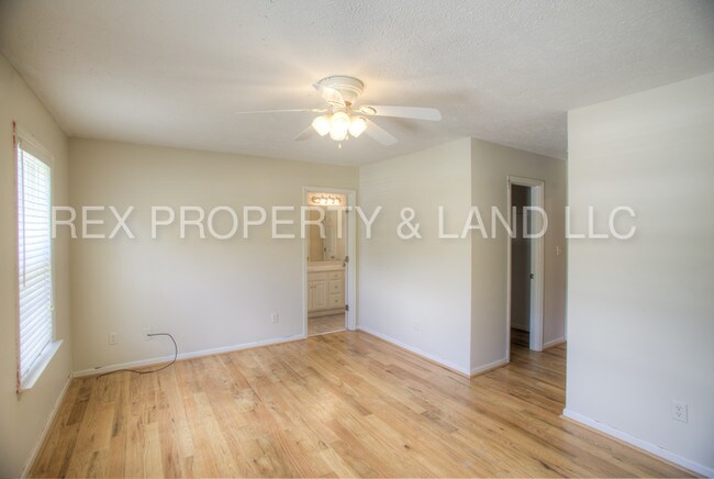 Building Photo - 129 Thompson Ave