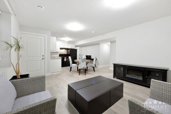 Photo du bâtiment - Bright & Comfortable 1 Bedroom 1 Bathroom Basement Suite for Rent – Newton, Surrey