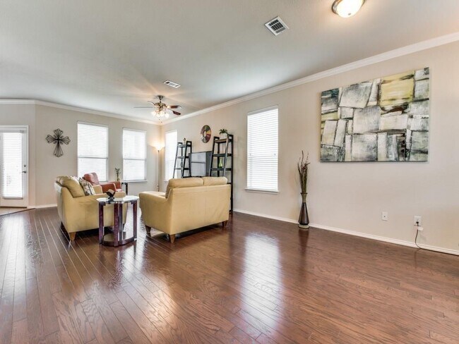 Building Photo - 908 Hayden Ln