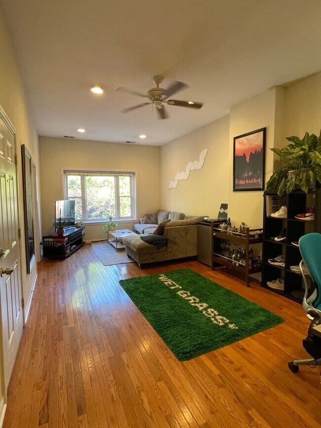 Foto del edificio - 858 N Marshfield Ave