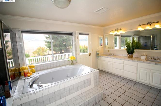 Master bathroom prior to renovations - 1875 Napa Ct