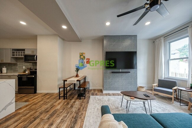 Foto del edificio - Furnished Elegant 3-Bedroom, 2.5 Bath Home with Hardwood Floors & Central A/C