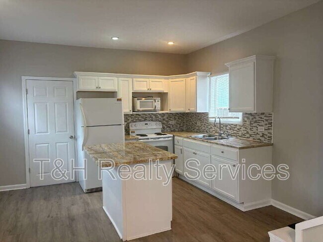Building Photo - 731 N Arnolda Ave