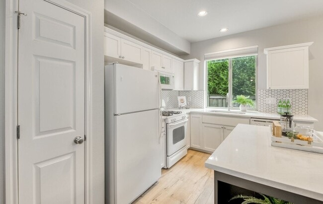 Building Photo - Beautiful Upscale End Unit Townhome with Lots of Updates! Walking Distance to Shopping & More!