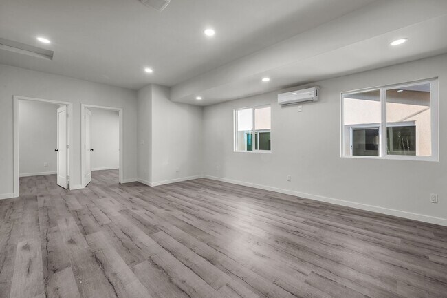 Foto del edificio - 5842-5840 Denver Ave