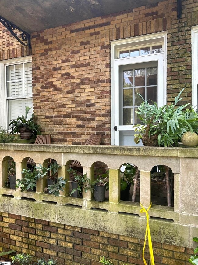 Building Photo - 10 Manly St