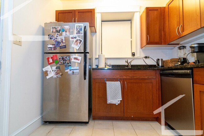 Building Photo - Nicely renovated 1 bed unit located near the Green Line.