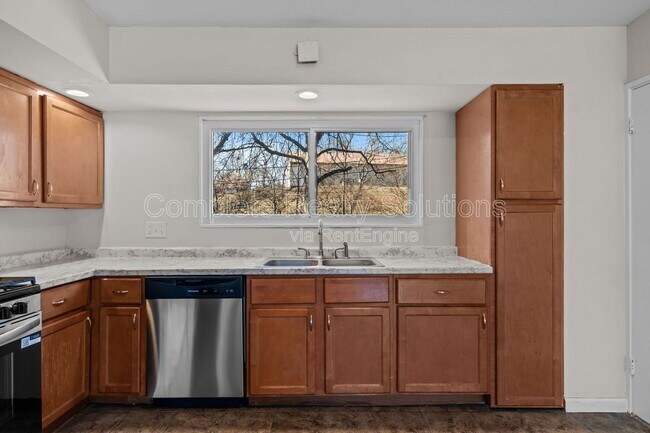 Building Photo - 9915 Castle Dr