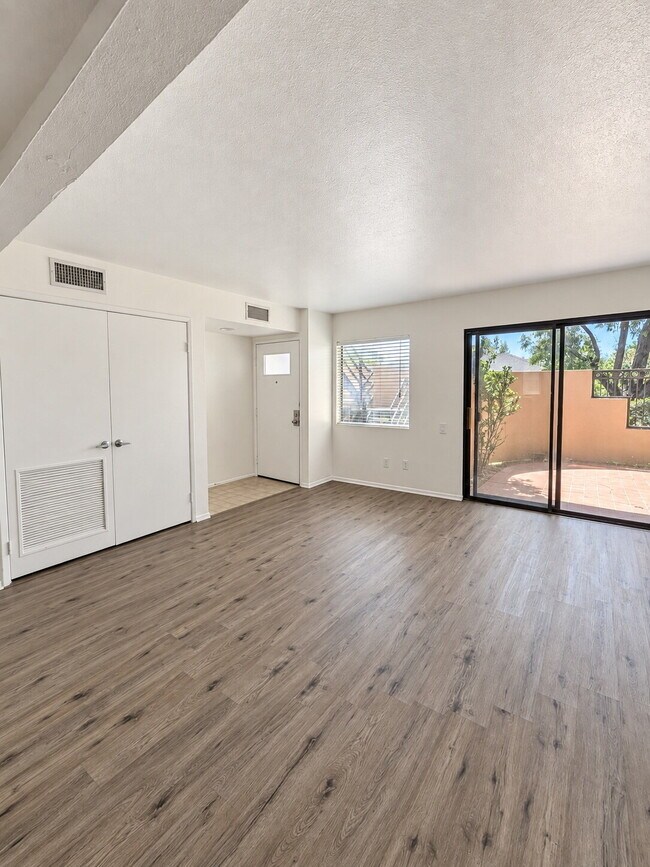 Foto del edificio - 2 Bedroom | 1 Bathroom | 1-Car Garage + Assigned Parking Space | Available 09/20/2026 | $2,900/Month