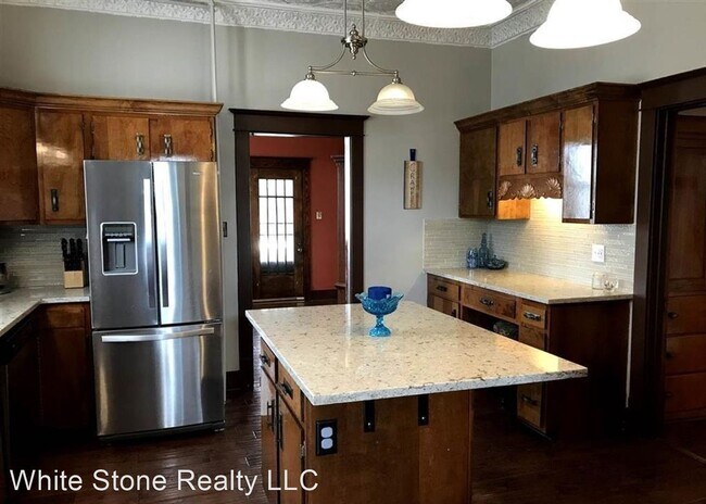 Foto del edificio - 5 br, 2 bath House - 215 W. Spruce