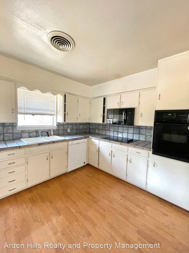 Building Photo - 2 br, 1 bath House - 1300 Ridge Dr.