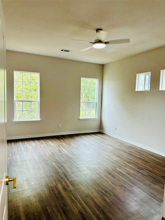 Building Photo - 203 3rd St