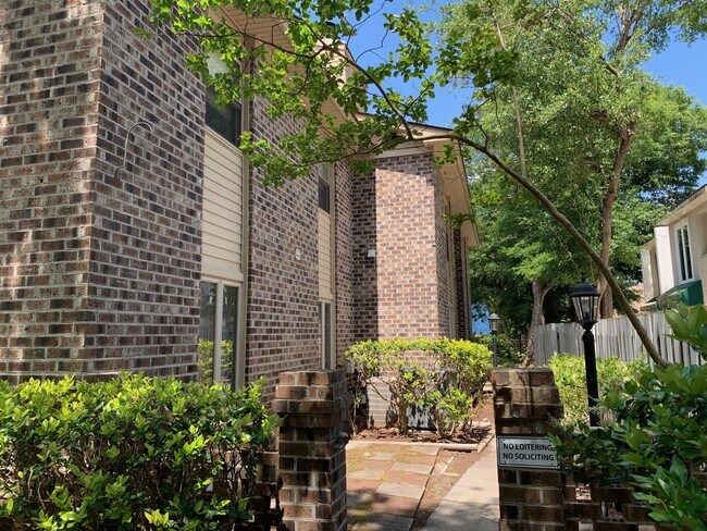 Foto del edificio - 2.5 Blocks to the Beach! Unfurnished 2 Bedroom, 2 Bath Condo on 1st Floor!