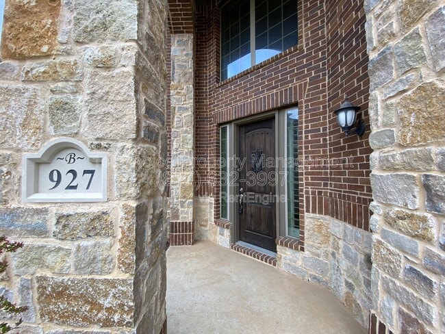 Building Photo - 927 Bentley Drive
