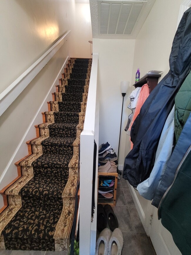 Escaleras de madera dura con corredor - 515 Silver Leaf Dr