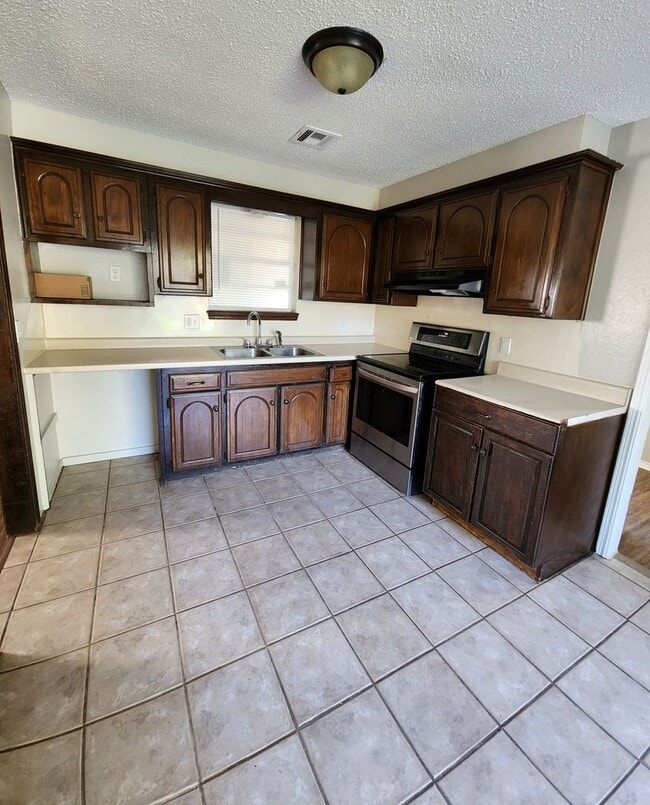 Building Photo - Rustic Charm 4 Bedroom Home in OKC!