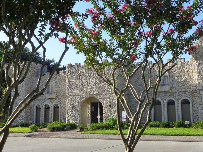 Foto del edificio - 8814 Fairbloom Ln