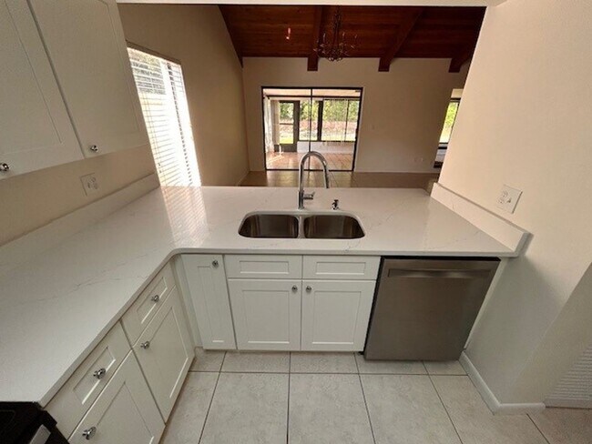 Foto del edificio - Newly renovated 3/2 Home in the Wedgewood ...