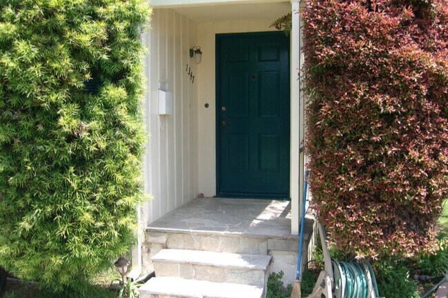 puerta principal - 1347 Oak St