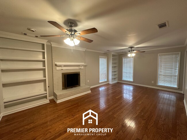 Foto del edificio - Spacious 4BR Cordova Home with Hardwood Floors, Fireplace & Fenced Yard