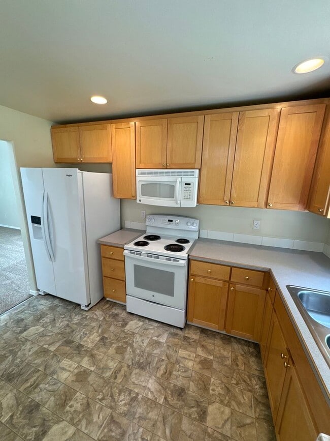 Building Photo - Available Now – Spacious 3 Bedroom, 2.5 Bath Home in a Prime Corvallis Location